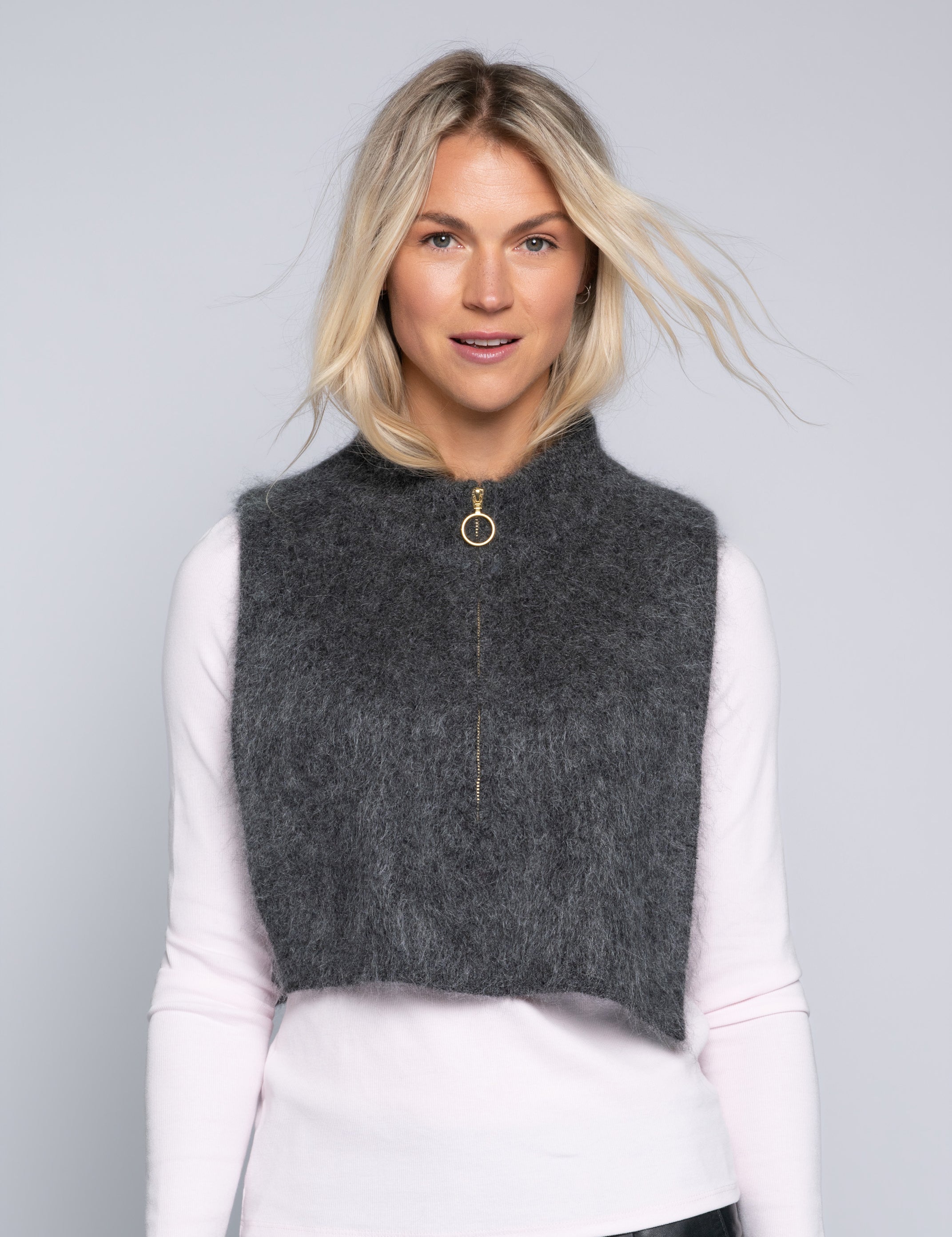 Close to my heart Elliot halsvarmer dame i mohair Bib Neck Charcoal