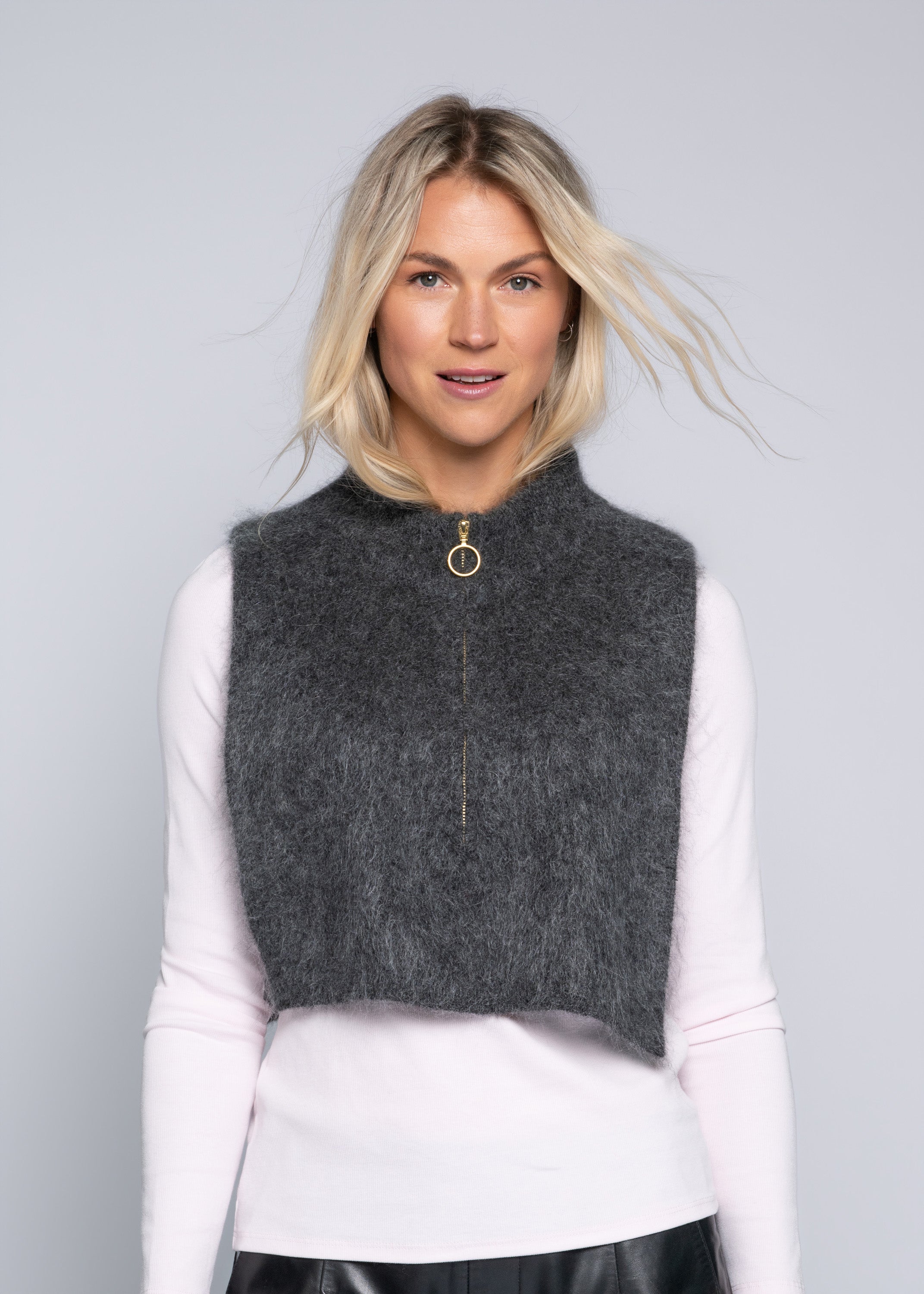 Close to my heart Elliot halsvarmer dame i mohair Bib Neck Charcoal